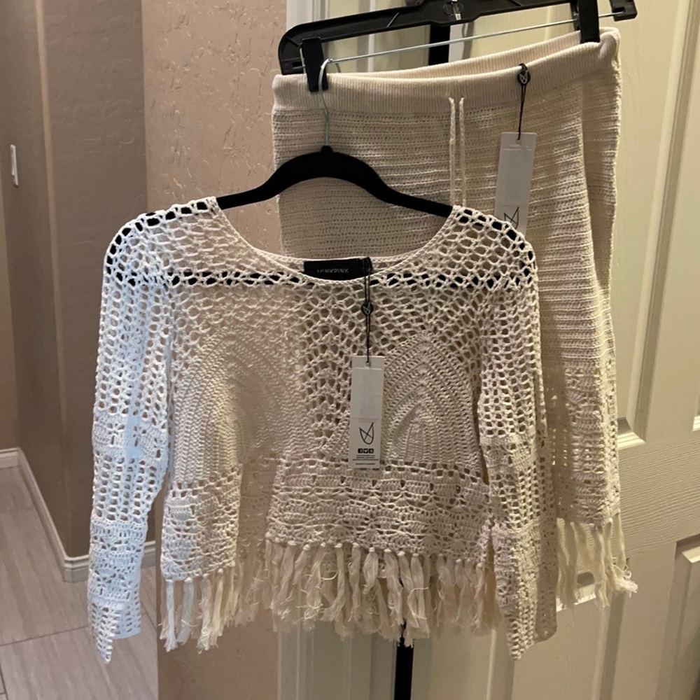 NWT MINKPINK ivory knit crop sweater and skirt set. Size small.